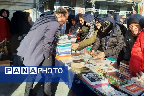 اولین نمایشگاه ماها در دبیرستان فرزانگان ۲ دوره دوم ناحیه ۷ مشهد