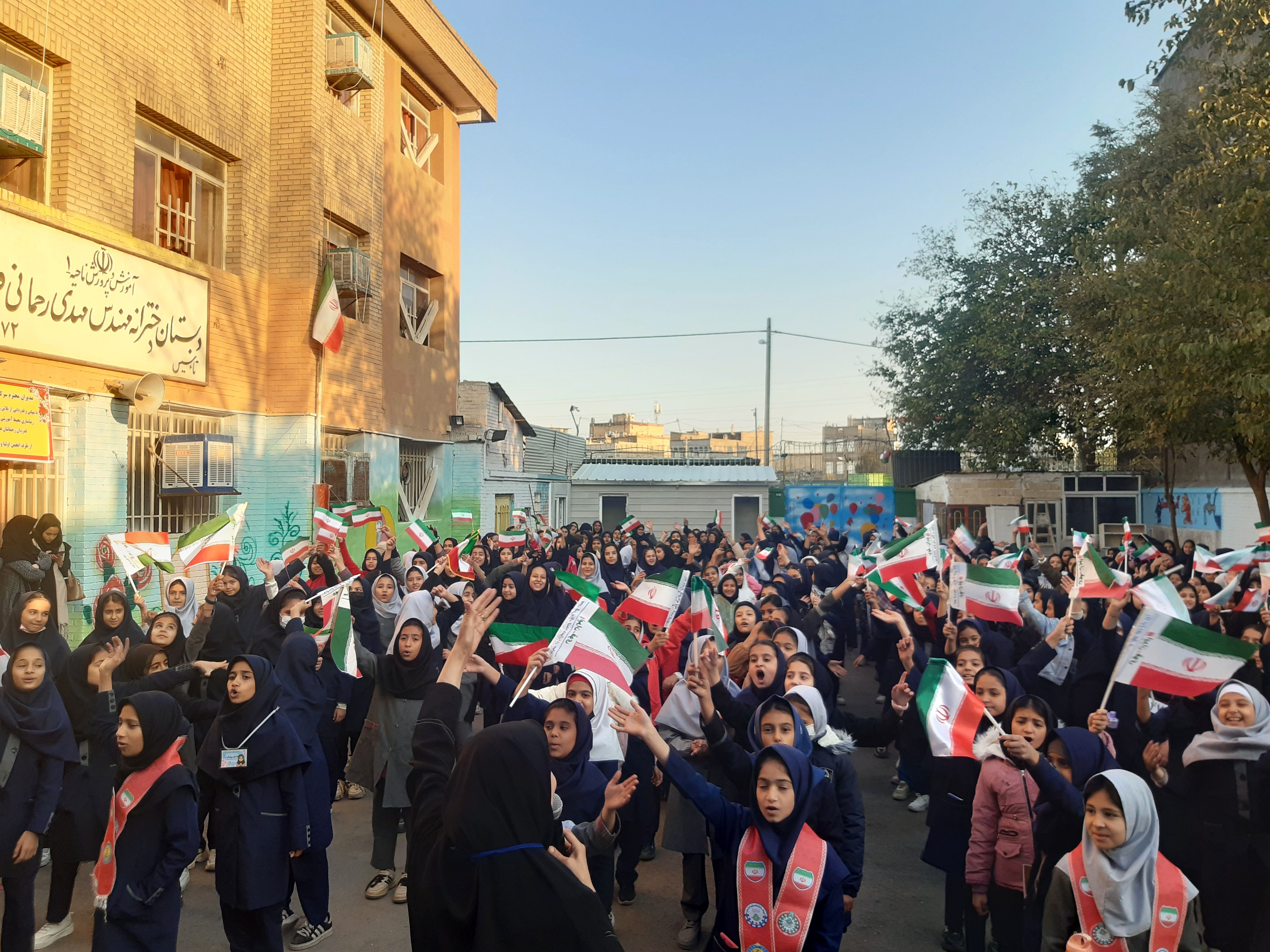 ۱۳ آبان روز دانش آموز و شهادت حضرت فاطمه زهرا در مدرسه مهندس رحمانی فرد ناحیه ۱ مشهد مقدس