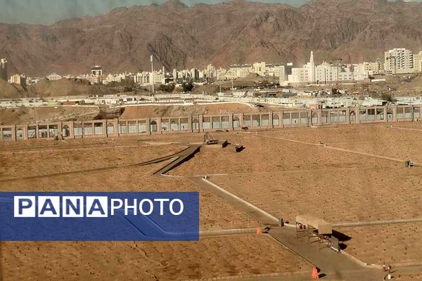 از پشت میز نیمکت تا زیر آسمان مدینه