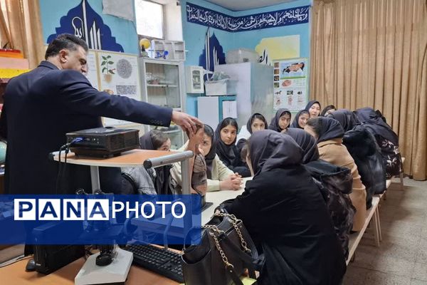 دانش‌آموزان دبیرستان ساره در پژوهشسرای فرهنگ مهارت‌های علمی را تجربه کردند