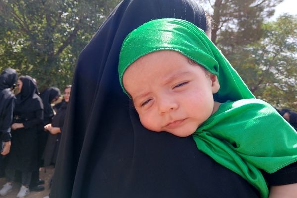 حضور پررنگ کودکان و نوجوانان روستای نقاب در همایش بزرگ عاشورای حسینی