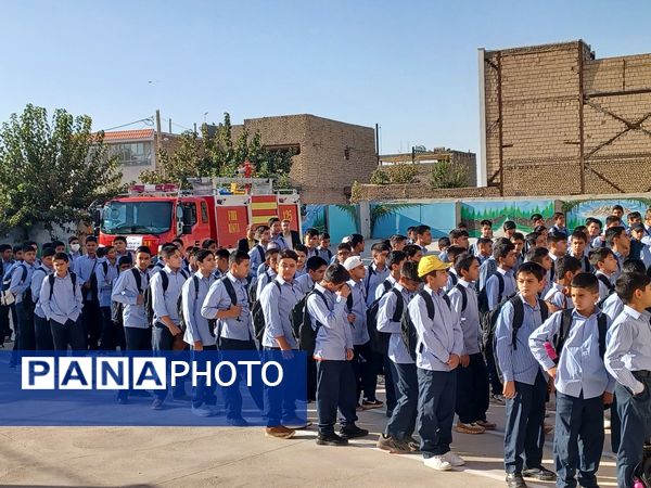 آموزش عملی اطفای حریق در دبیرستان نمونه مرحوم طاووسی خلیل آباد