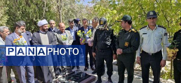 غبارروبی مزار شهدا به‌مناسبت هفته دفاع مقدس در نورآباد 