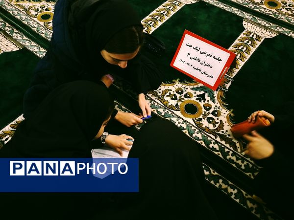 برگزاری ویژه برنامه هفته کتاب و کتابخوانی در دبیرستان دخترانه فاطمیه