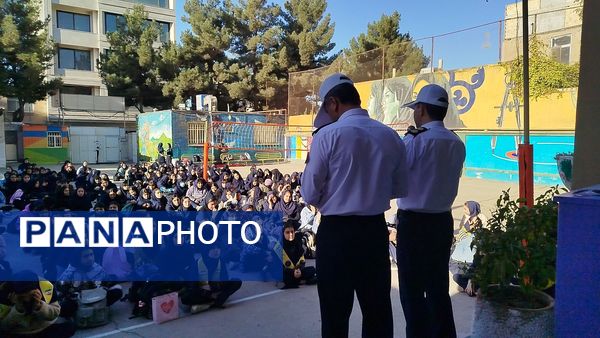 گرامیداشت هفته نیروی انتظامی در دبیرستان دخترانه پیرایش یک