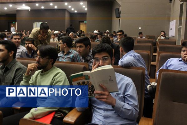 تقدیر از دانش‌آموزان و فرهنگیان برگزیده مسابقات قرآنی در استان قم