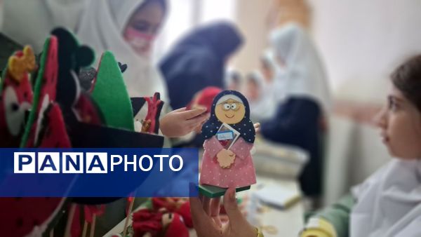 بازارچه مادر دختری با دست‌سازه‌های دانش‌آموزی 