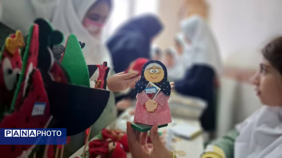 بازارچه مادر دختری با دست‌سازه‌های دانش‌آموزی 