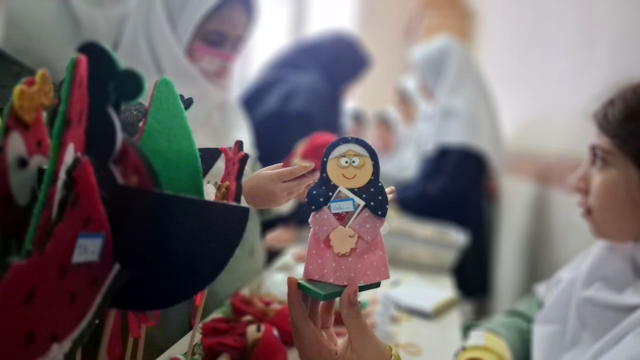 بازارچه مادر دختری با دست‌سازه‌های دانش‌آموزی 