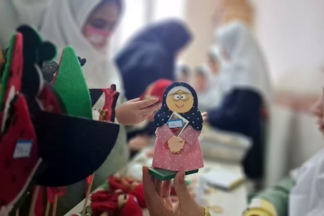 بازارچه مادر دختری با دست‌سازه‌های دانش‌آموزی 