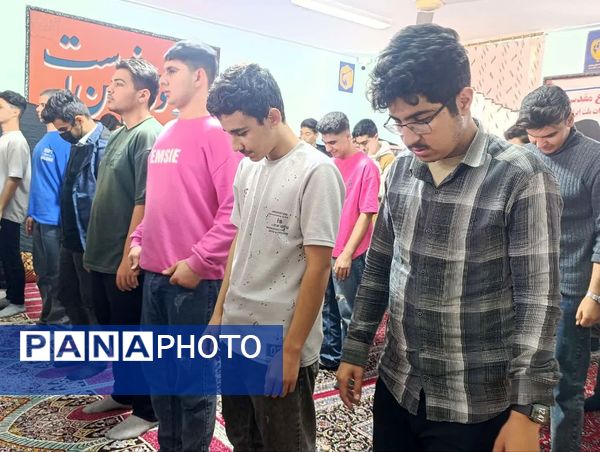 مراسم سالگرد شهادت حضرت فاطمه‌ زهرا (س) در مدرسه پس از اقامه نماز جماعت