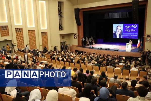 سند هویتی استاد ایرج افشار در یزد رونمایی شد