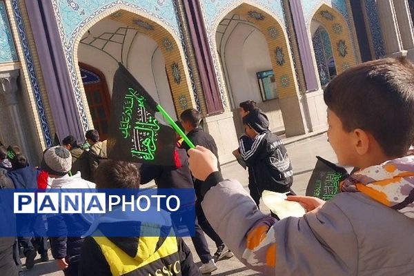 حضور دانش‌آموزان دبستان قلنبر ناحیه 2 شهرری در مراسم نوگلان فاطمی 