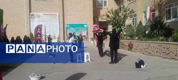 نمایش خیابانی دانش‌آموزان دختر استان البرز به مناسبت هفته دفاع مقدس 