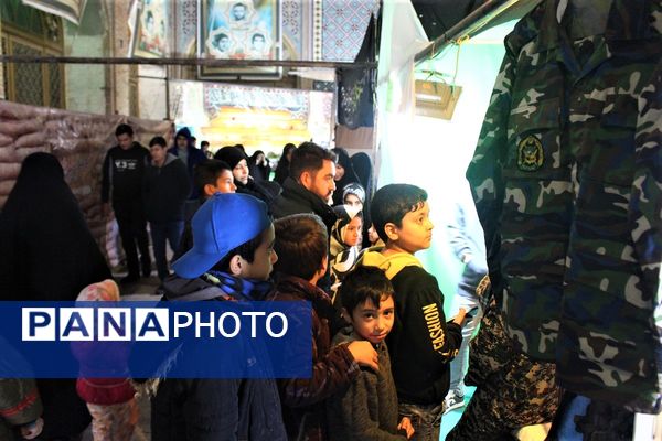 استقبال نوجوانان از غرفه‌های یادواره شهدای مسجد جامع قم