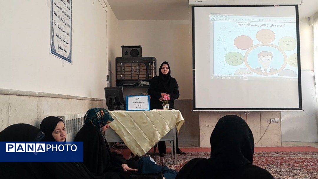 اولین جلسه مشاوره با حضور اولیا پایه هفتم در دبیرستان دخترانه حداد مشهد