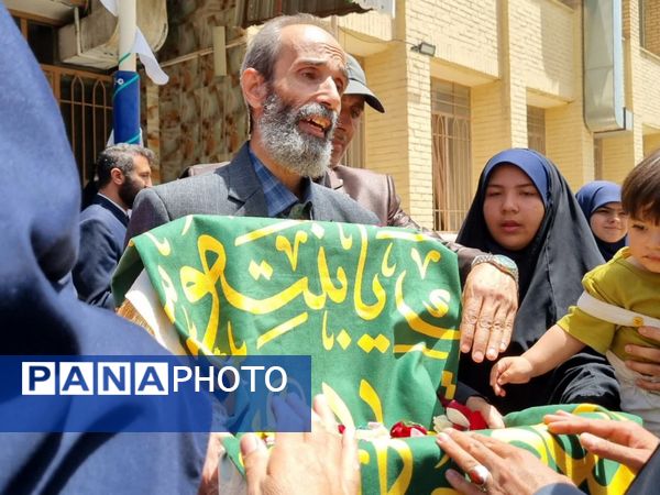 پرچم گردانی حرم مطهر امام رضا (ع) در دبیرستان دخترانه خدیجه کبری (س) ناحیه۴ اصفهان