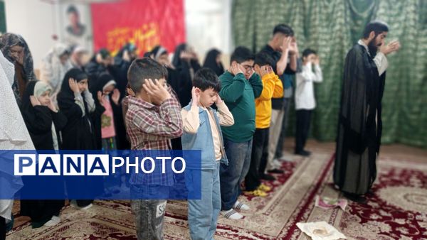 تقدیر دانش‌آموزان فعال فرهنگی‌هنری از مادرانشان با همکاری مربی در محمدشهر کرج