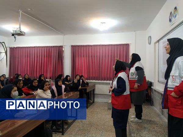 دوره‌های آموزشی مقابله با زلزله در دبیرستان علی افشارنژاد