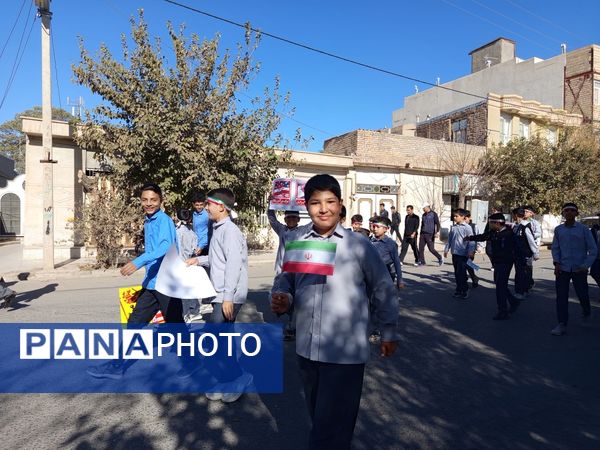 قدم‌های کوچک، ایمان‌های بزرگ؛ حضور باشکوه دانش‌آموزان دبستان برادران ابراهیمی‌نیا در ۱۳ آبان