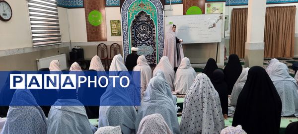 محفل نماز جماعت در دبیرستان نمونه دولتی مهشید مصلی نژاد