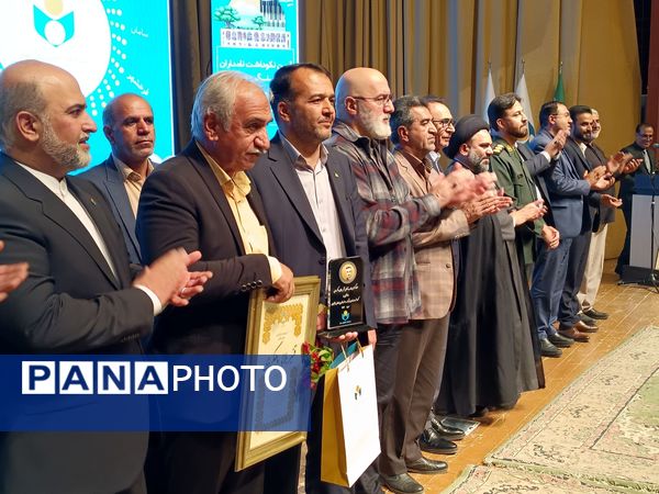آیین بزرگداشت مردان نامدار با حضور چهره‌های فرهنگی و هنری در فرهنگسرای شهرکرد 