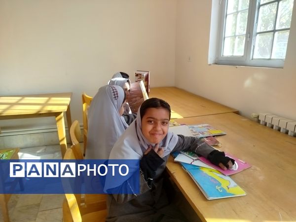 بازدید دانش‌آموزان دبستان شهید نجفی فدافن از کتابخانه فدک