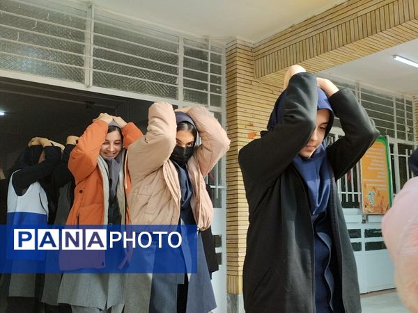 مانور سراسری زلزله در دبیرستان دخترانه شاهد شیرودی 