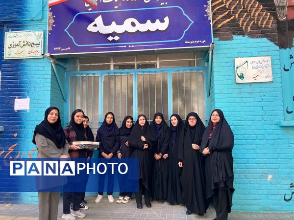 بازدید دانش‌آموزان دبیرستان سمیه از کلانتری ۱۱ بجنورد به مناسبت هفته نیروی انتظامی 