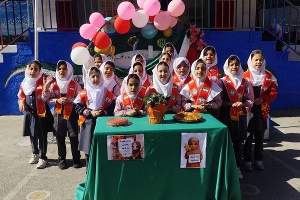 جشن سپیدپوشان مهربانی در مدرسه «بنت الهدی» شهرستان فیروزکوه 