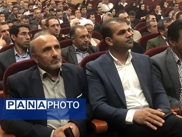 همایش تجلیل از مدیران و کارکنان نمونه شهرستان محمودآباد 
