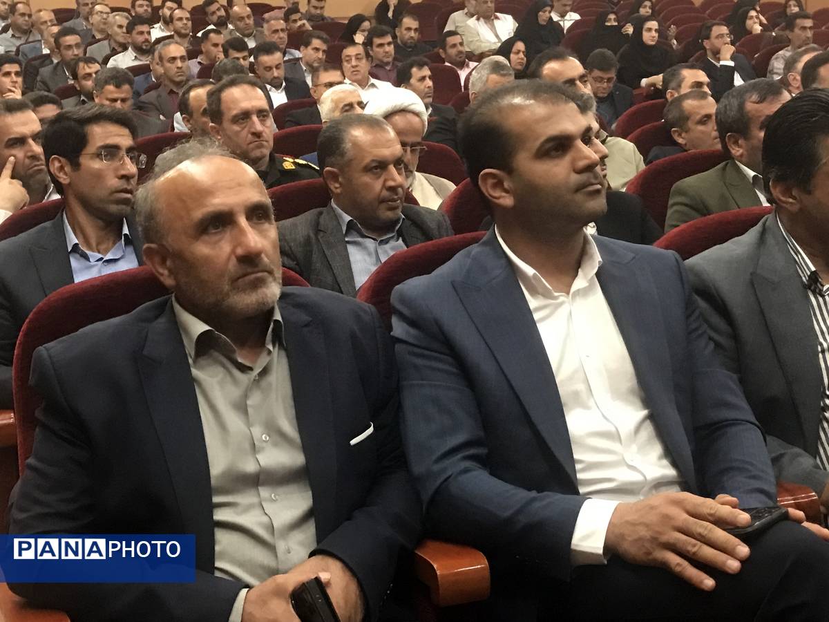 همایش تجلیل از مدیران و کارکنان نمونه شهرستان محمودآباد 