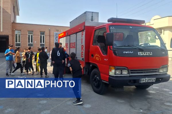 آموزش توسط آتش‌نشانان در دبستان معارف ۶