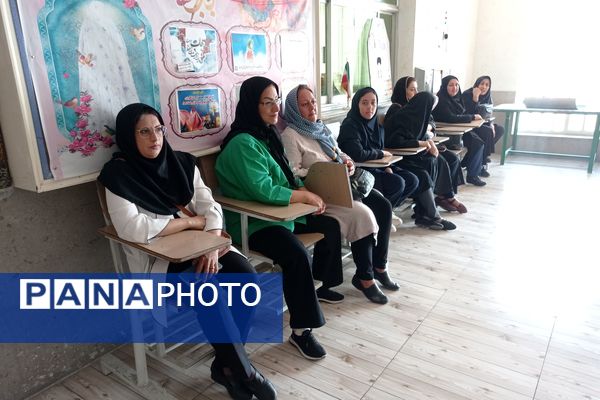 جلسه دیدار معلمان و اولیا در آموزشگاه پویش ناحیه ۳شیراز 