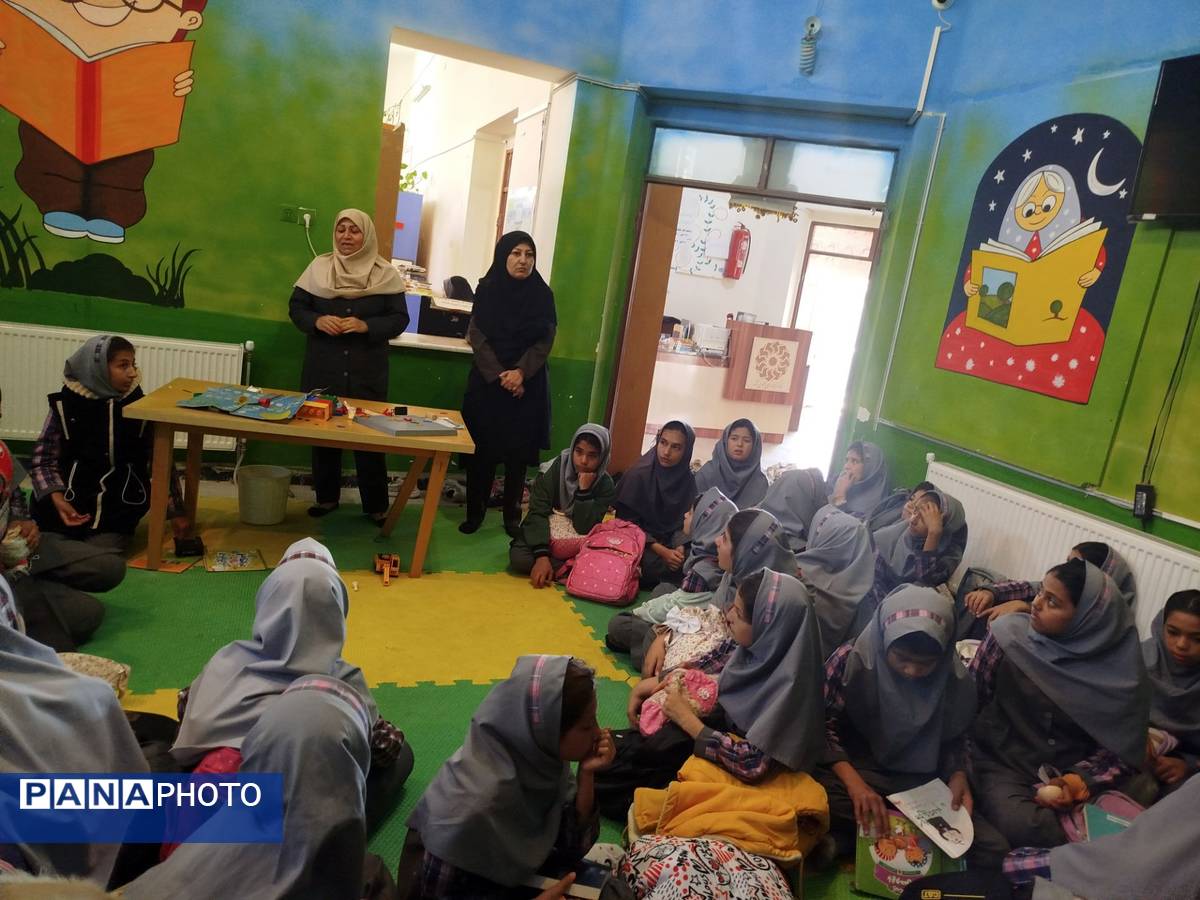 بازدید دانش‌آموزان دبستان ثنایی نوخندان از کتابخانه میرنیا 