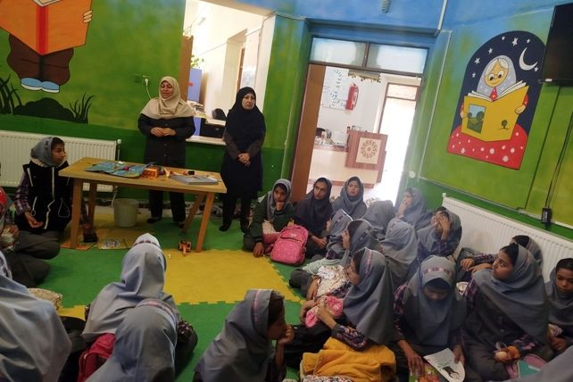 بازدید دانش‌آموزان دبستان ثنایی نوخندان از کتابخانه میرنیا 