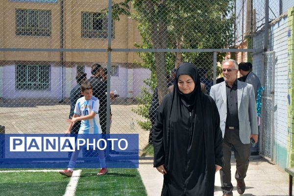 برگزاری آیین افتتاحیه زمین چمن مصنوعی هنرستان صنعت پژوهشان و مدرسه سردار سلیمانی بهارستان ۲