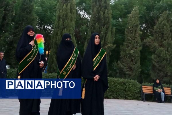 مراسم عزاداری حسینی با حضور خادمین و پرچم کربلا در بوستان فدک اصیل آباد 