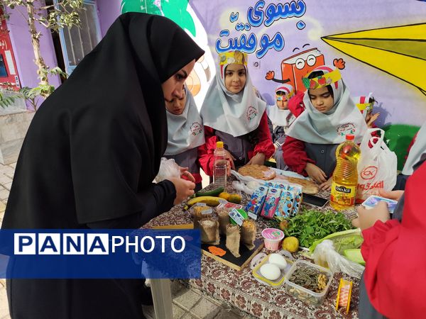 نواختن زنگ شیر در دبستان سارا شهرستان ملارد به‌مناسبت روز جهانی پوکی استخوان