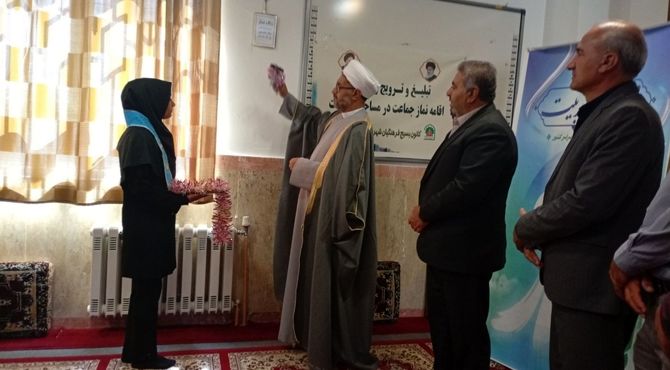 برگزاری نماز جماعت و نشست بصیرتی در دبیرستان دخترانه شبانه‌روزی خدیجه الکبری(س) دهگلان همزمان با بازگشایی مدارس  