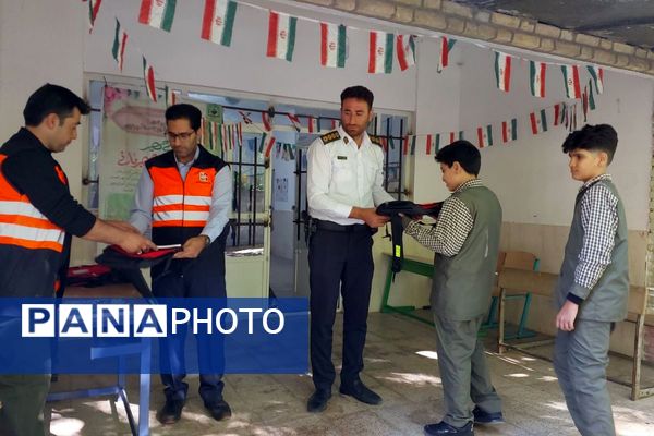 هدایای فرهنگی هفته پدافند غیرعامل به مدارس روستایی فیروزکوه رسید