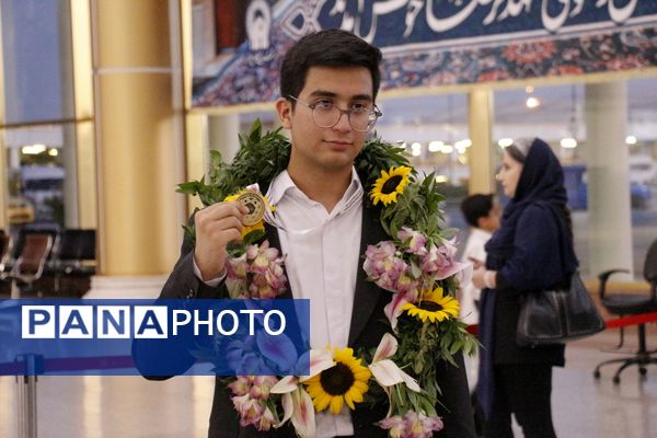 استقبال پرشور از دانش‌آموز مشهدی قهرمان المپیاد جهانی نجوم و اخترفیزیک
