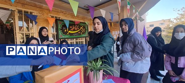 شور و نشاط دانش‌آموزان مدرسه حضرت معصومه (س) ناحیه 4 کرج در انتخابات شورای دانش‌آموزی