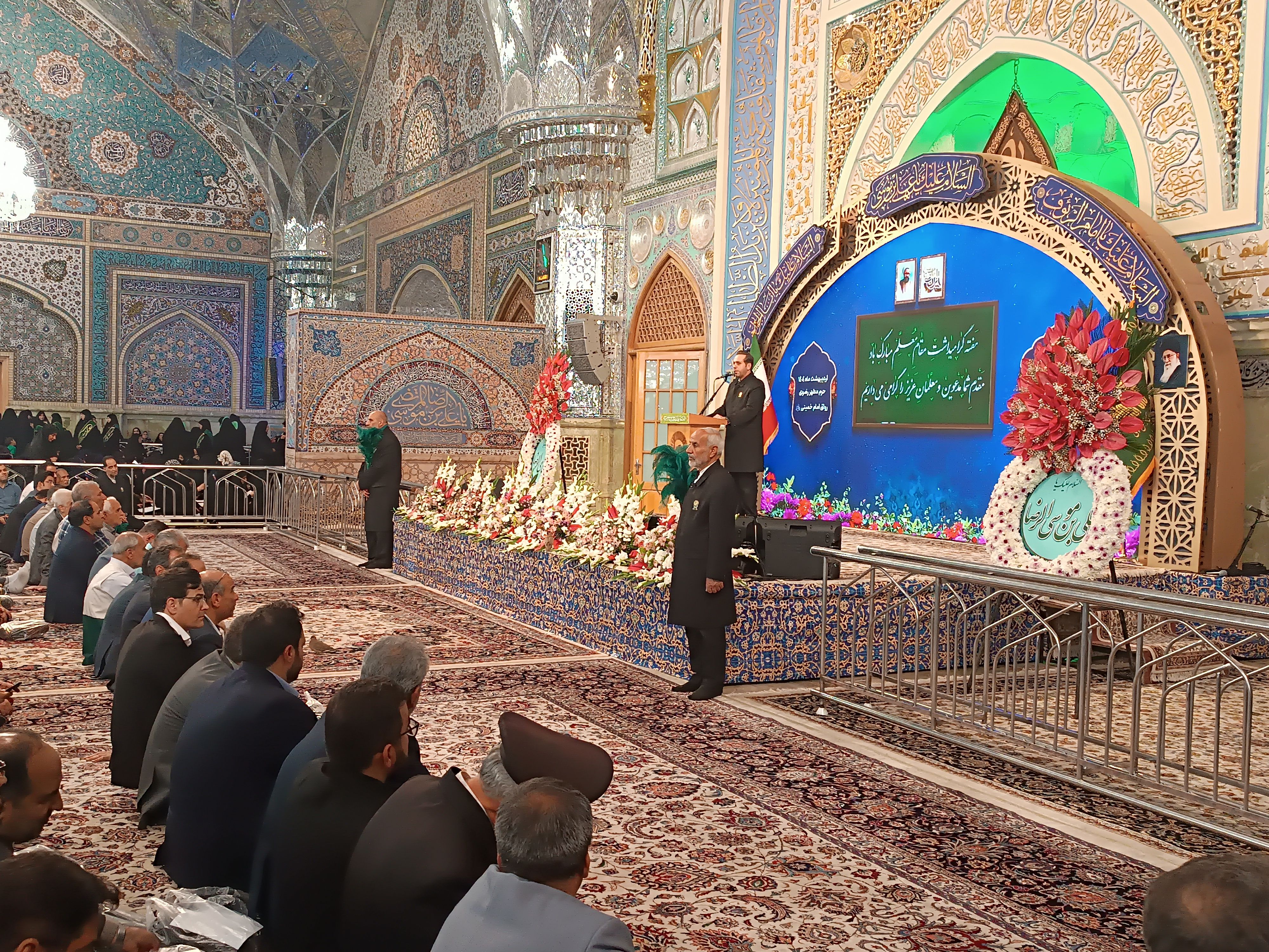 زیارت دسته جمعی معلمان در حریم قدس رضوی 