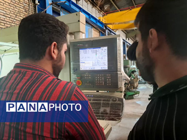 بازدید هنرجویان مرکز آموزش فنی و حرفه‌ای قم از خط تولید کارخانه فریدولین