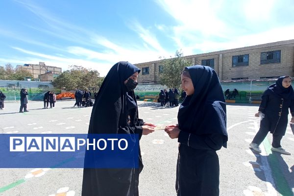 توزیع پاکت‌های امر به معروف و نهی از منکر در دبیرستان دخترانه دلیری