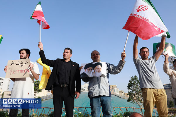تجمع مردمی بشارت فتح در میدان انقلاب