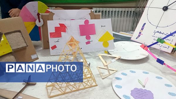 دختران شاهد قفلی خلاقیت خود را در نمایشگاه پژوهش به نمایش گذاشتند