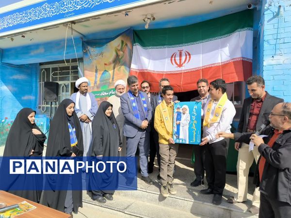 رونمایی از کتاب «روحانی که روحانی نیست» در دبیرستان باقریه