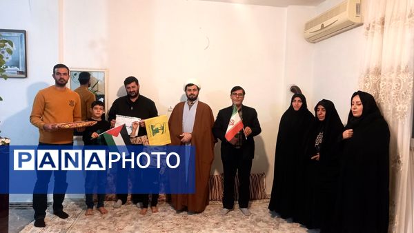 دیدار امام جماعت مسجد پنج تن آل عبا با خانواده مدافع حرم «مصطفی علیزاده»